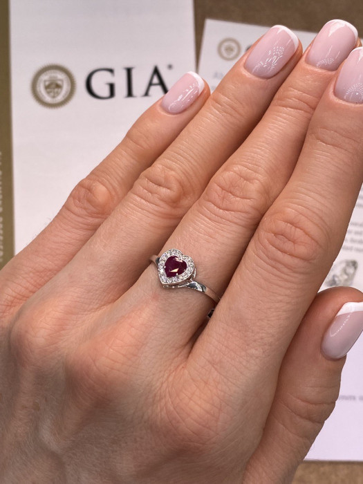 Помолвочное кольцо из платины с бриллиантами и рубином "Сердце" (054360)