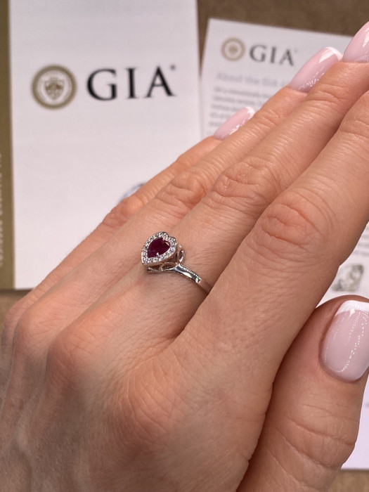 Помолвочное кольцо из платины с бриллиантами и рубином "Сердце" (054360)