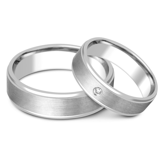 Обручальное кольцо из платины с бриллиантом (023745)