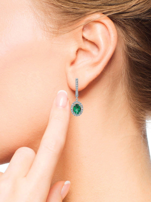 Серьги из белого золота с бриллиантами и изумрудами (060139)