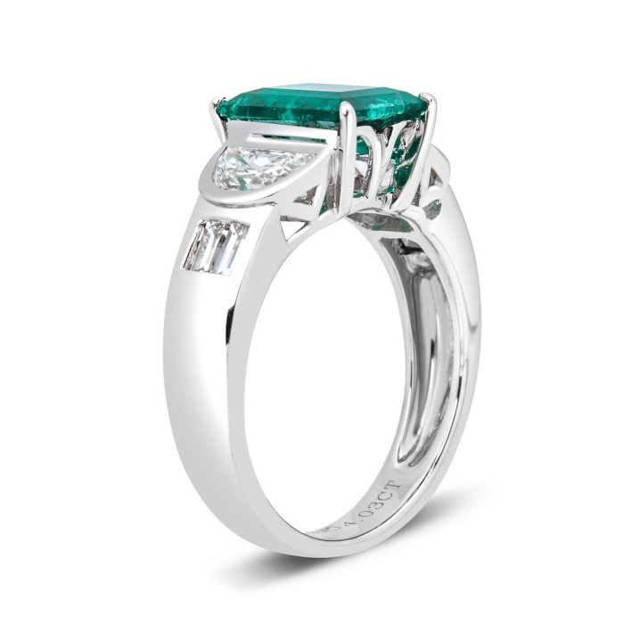 Кольцо из белого золота с бриллиантами и изумрудом (003255)